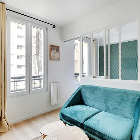 Small And Modern Apartment 11Rd Paris
