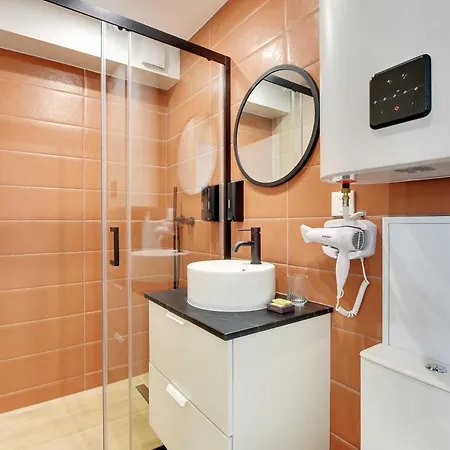 Small And Modern Apartment 11Rd Paris Paris